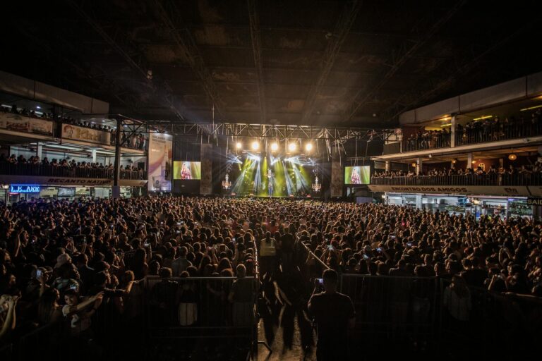 A lively indoor concert with a massive crowd in São Paulo, capturing the essence of live music and entertainment.