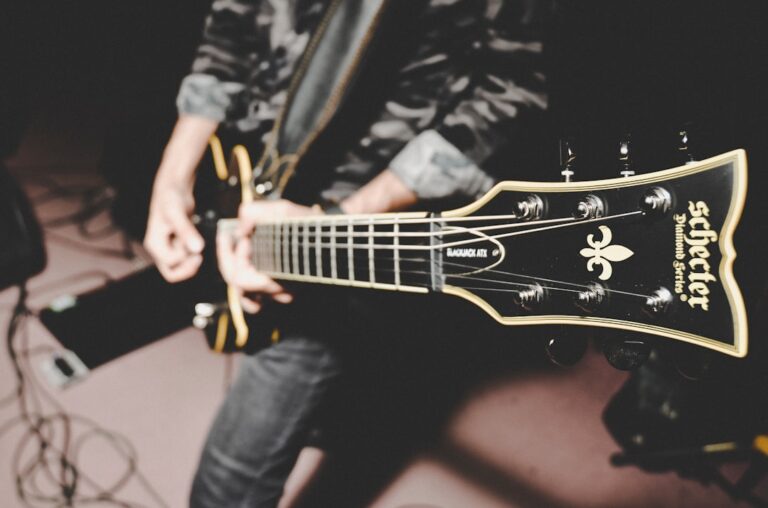 Pessoa Que Joga Guitarra Eletrica Na Camisa De Manga Comprida Preta E Branca B28bZpLV1vE