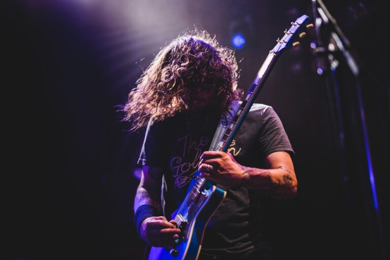Homem Tocando Guitarra Eletrica IIWDt0fXa84