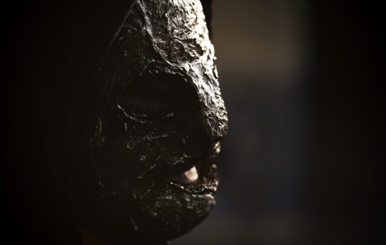 Um Close Up De Uma Estatua De Uma Pessoa ZF5bNNRckAM